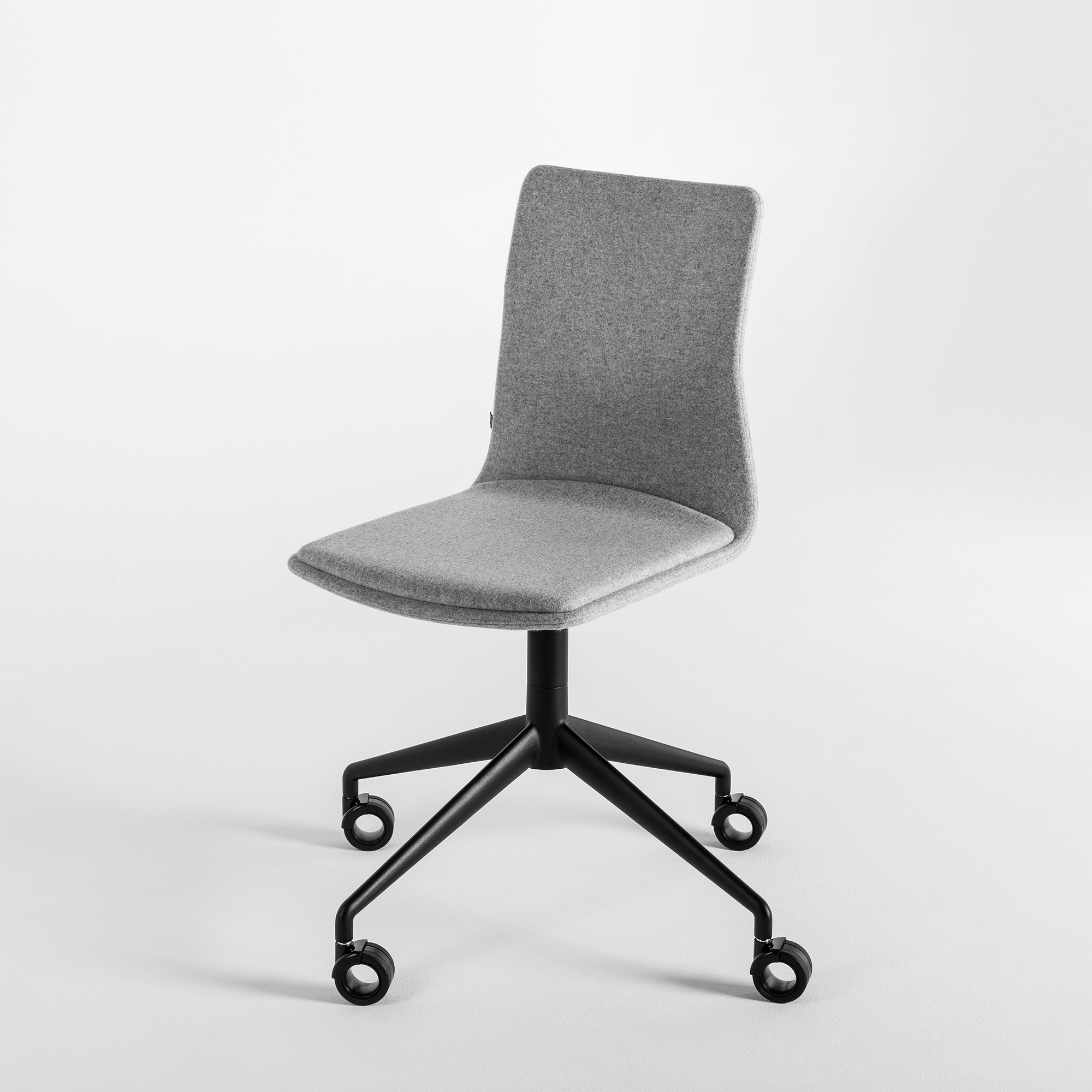 LINAR_packshot_chair_upholstered_pad_aluminium base_black_castors