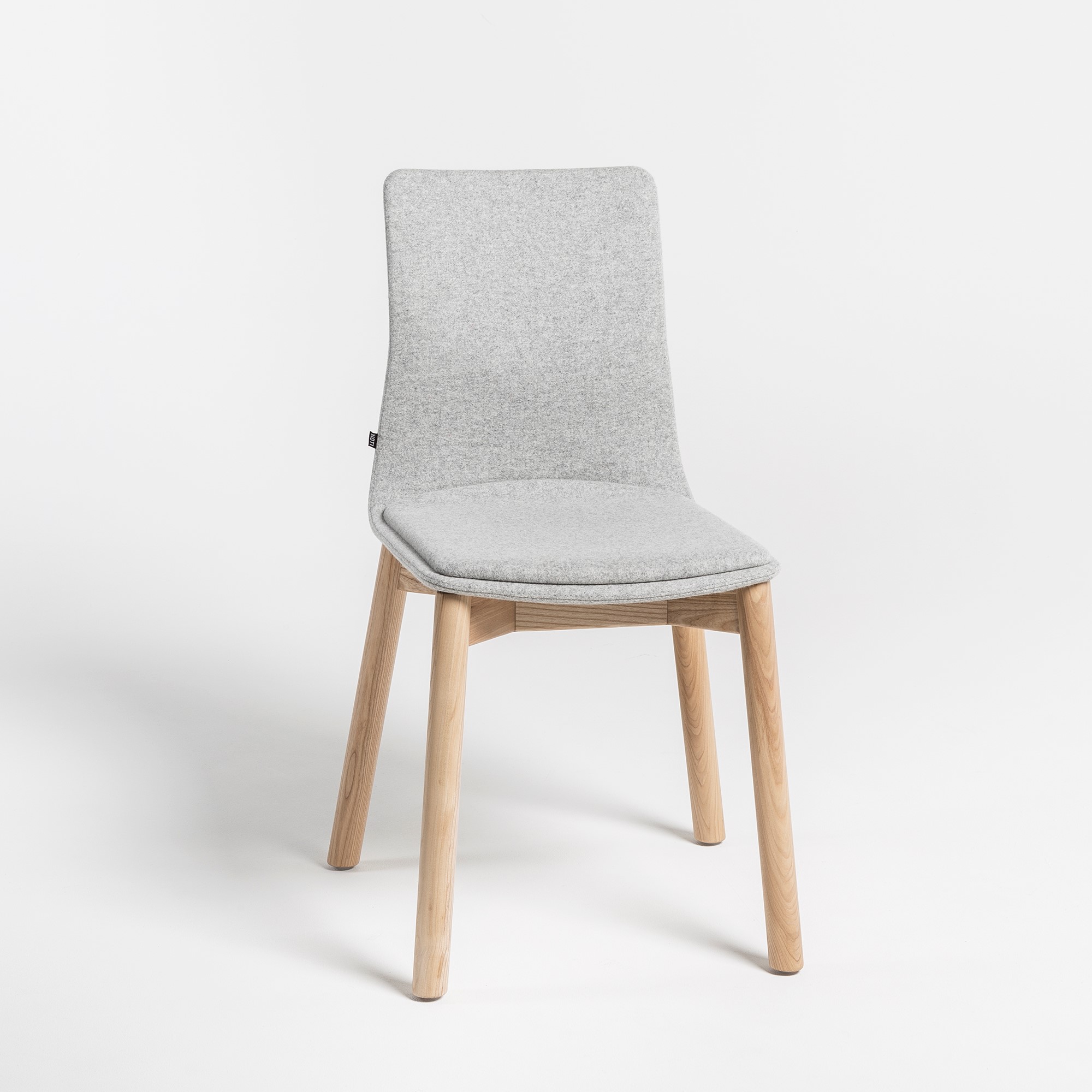 LINAR_packshot_chair_upholstered_pad_wooden_legs_0